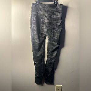 NWT Women’s Fabletics Size Small Camo Print Leggings